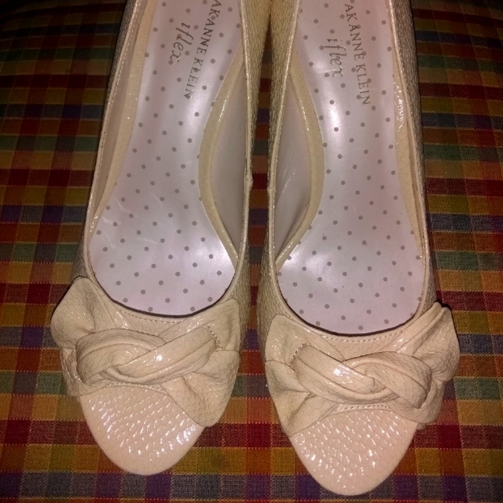 Anne Klein Leather heels with a bow size 8 1/2